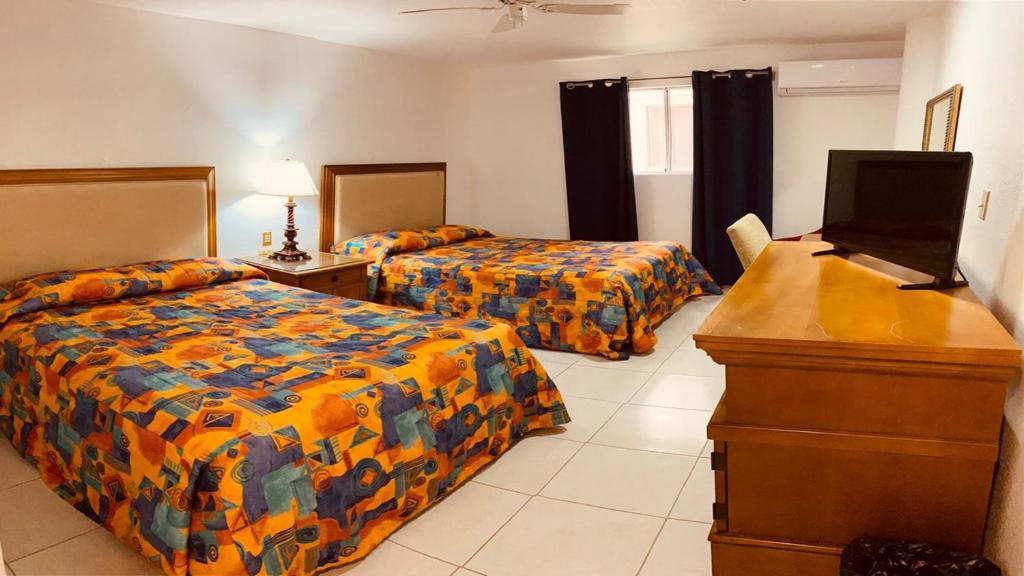 Family room with two beds at Hotel Paquimé